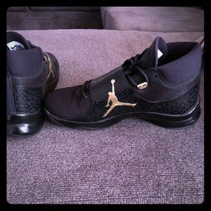 Men’s Size 9 Jordan Super Fly 5 PO. Blk and Gold.